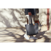 Load image into Gallery viewer, NEW SEI Bellroy Market Tote - BLACK
